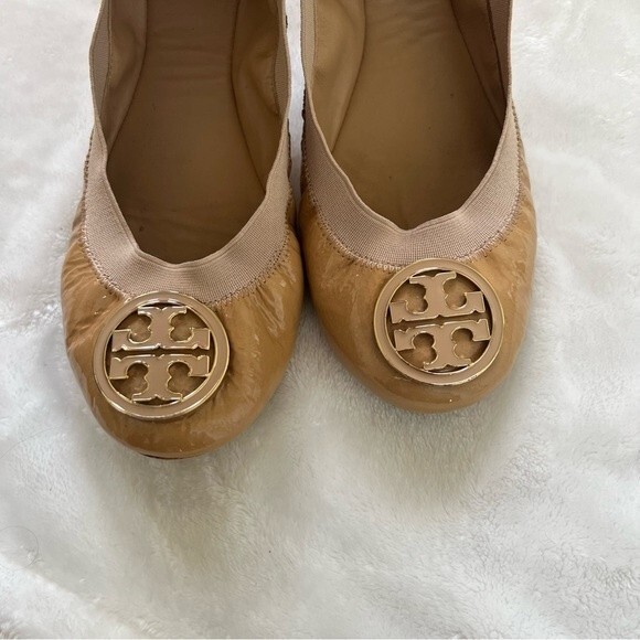 Tory Burch Patent Leather Caroline Ballet Flat Size 6 1/2 Nude Beige Designer - Picture 2 of 4